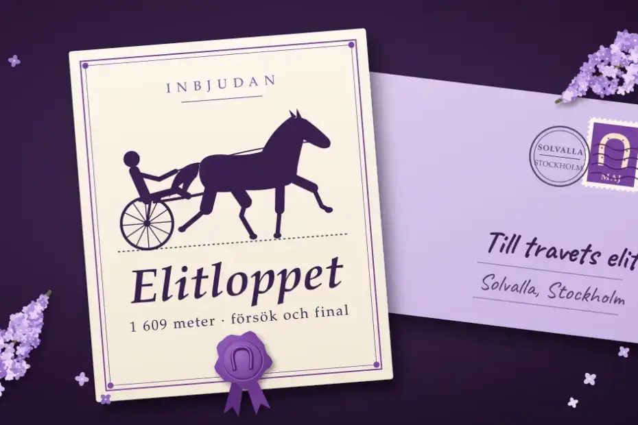 Illustration av ett inbjudningskort till Elitloppet med en travhäst och sulky i silhuett, ett lila vaxsigill och texten ”1 609 meter · försök och final”, lagt på ett syrenfärgat kuvert adresserat ”Till travets elit” med poststämpel från Solvalla, omgivet av syrenkvistar.